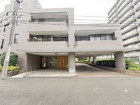 エントランス 商店街から少し奥に入った閑静な立地 ※この画像は一部CG加工をしています。