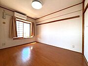 ステージング未実施の南側居室です。窓からは南側バルコニー先の景色を楽しむことができます。