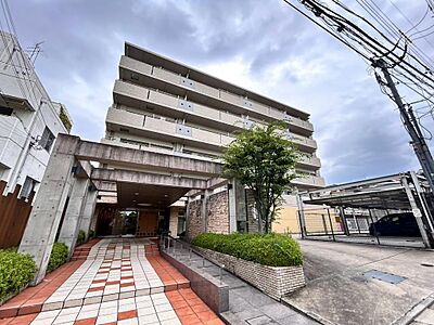 外観:落ち着いた色調の堂々としたマンション外観。植栽も配置され、きれいに整えられたアプローチが住まう方を迎えます。 外観:落ち着いた色調の堂々としたマンション外観。植栽も配置され、きれいに整えられたアプローチが住まう方を迎えます。