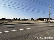 平屋や庭付き住宅、将来的な増築も検討しやすい敷地形状です。