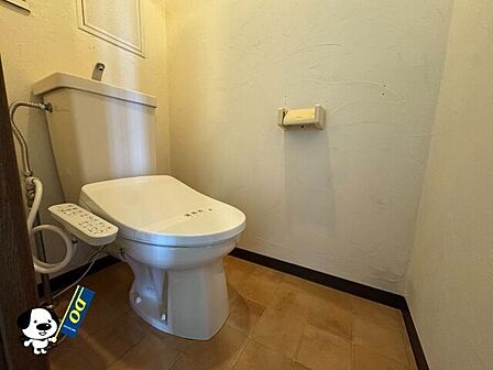白が基調の清潔感あふれるトイレです