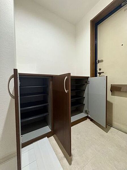 玄関すぐにシューズクローゼットを設け、靴やアウトドア用品、ベビーカーなどもすっきり収納できます。出入りの動線がよく、玄関まわりをきれいに保てます。