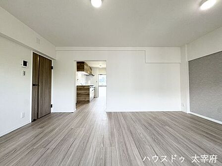 リビングは木目とホワイトを基調とした温かみのある内装。キッチンが独立しているため、生活感が出にくい配置となっています。