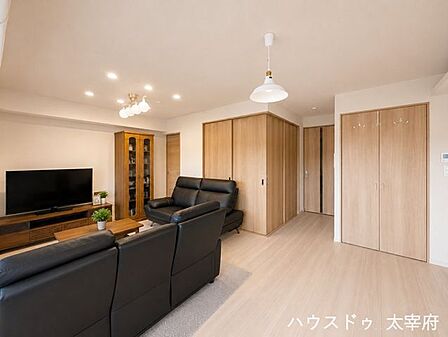 フローリングや建具に温かみのある木目調が採用されており、家具やインテリアに合わせやすいデザインです。※AIによる画像加工を行っています。現況を優先いたします。