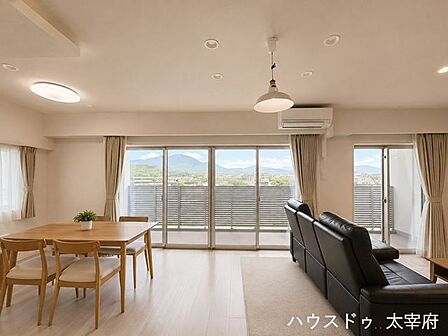 エアコンのように空気を乾燥させすぎず、足元からお部屋全体を効率よく温めてくれるため、寒い季節も快適に過ごせます。※AIによる画像加工を行っています。現況を優先いたします。