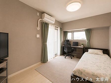 大きな窓から自然光がしっかりと差し込み、日中はお部屋全体が明るく開放的な雰囲気に包まれます。※AIによる画像加工を行っています。現況を優先いたします。