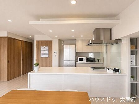 すっきりとしたホワイト調のカウンターと、温かみのあるダウンライトの照明が高級感のあるモダンな空間を演出しています。※AIによる画像加工を行っています。現況を優先いたします。