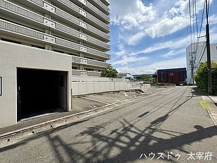 敷地内にゴミ置き場を完備。天候を気にせずに、いつでもスムーズにゴミ出しができます。