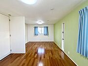 お子様の成長に合わせて部屋を仕切ることができます。子供部屋としての利用はもちろん書斎や趣味のお部屋にも対応できます。