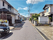 閑静な住宅街で、見晴らしの良い道路です。