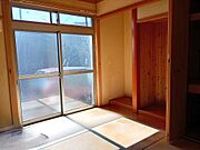 収納がたっぷりな和室（視認性を高めるために備品類を削除する加工を行っております）