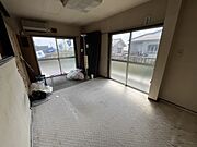 【2F洋室】二面採光の明るいお部屋♪※リフォーム前の写真です（2026年3月撮影）