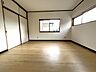 洋室：【2階洋室】2面採光のお部屋※リフォーム後（2026年8月撮影）