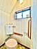 トイレ：２階にもトイレ完備　手すり付きで安心、採光窓のある明るい空間です　忙しい朝も便利に使えます