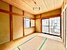 和室：陽当たりの良い２階和室　障子から柔らかな光が差し込み、落ち着いた寛ぎの空間