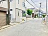 周辺：前面道路約４．５ｍで車の出入りもスムーズ　静かな住宅街で安心の住環境
