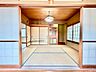 室内：趣ある１階和室　陽光がやさしく差し込む、客間やくつろぎの場に最適な落ち着いた空間