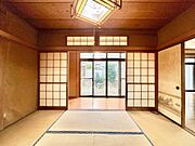 庭に面した明るい和室　障子越しの柔らかな光が、落ち着きと癒しの時間に寄り添います