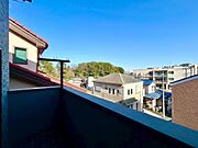 眺望良好で開放感のある住まい。窓から広がる景色を楽しみながら、ゆったりと暮らせます。