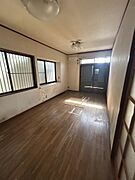 南向きの窓から温かな光が差し込む、明るいリビング。木の温もりを感じるフローリングと、奥行きのある空間が魅力。二面採光で通風も良好です。