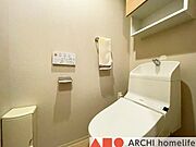 の温水洗浄便座のお手洗い。ストックをしまえる収納もあります。