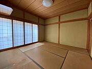 自然光が差し込む和室。障子を開ければ、季節の移ろいを感じる心地よい空間が広がります。畳の香りに包まれて、ゆったりとした時間をお過ごしください。