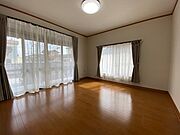 明るい陽光が差し込む居室は、多様な使い方が可能です。住まい手のライフスタイルに合わせた空間づくりをお楽しみください。