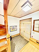 引き戸の玄関が和風の雰囲気