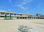 六名小学校まで　989m　徒歩約13分●岡崎市六名にある公立小学校です。校訓は「強く」「正しく」「美しく」