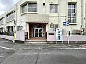 豊川幼稚園まで　550m　徒歩約7分●教育目標☆心身共に健全で、自分を発揮できる子どもに育てる　☆友だちと仲良くし、思いやりのある子どもに育てる