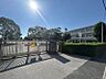 周辺：小坂井西小学校まで　527m　徒歩約7分●教育目標「『よい子』『つよい子』の育成」で、温かい笑いと楽しみのある、魅力あふれる学校です。【令和6年度】児童数：507人　学級数：22学級