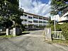 周辺：桜木小学校まで　658m　徒歩約9分　教育目標「自ら考え、未来を切り拓く力を育む」緑豊かな学校の中で、桜木の「もの・ひと・こと」を生かした教育活動が行われています。