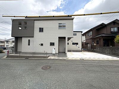 外観:建物面積103m2超えの4LDK!角地のため隣接する建物が少なく開放感があり日当たりや風通し良好です♪ 外観:建物面積103m2超えの4LDK!角地のため隣接する建物が少なく開放感があり日当たりや風通し良好です♪