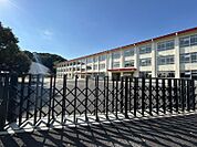 国府小学校まで　799m　徒歩約10分●教育目標「つよく、かしこく、やさしく」広く学ぶ方法を学び、向上心や探究心に基づき、いかなる事態にも柔軟に対応できる幅広い力を育成します。