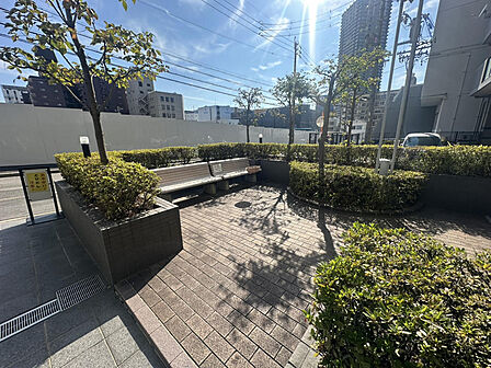 敷地内広場!ここで読書なんかしたら素敵ですね!
