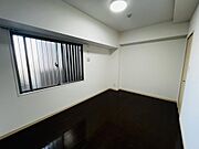 収納と採光を兼ね備えた、バランスの良い洋室です。