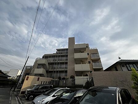 タイル張りの落ち着いた外観で、上品な印象のマンションです