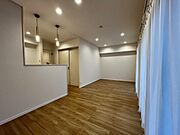 対面式キッチンを採用したLDK。家族との会話が弾む空間です。