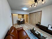 バルコニーに面した明るいリビング。ゆったりくつろげる空間です。
