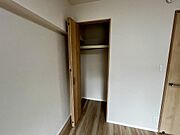棚付きで用途に応じた収納が可能です。