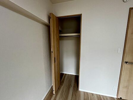 棚付きで用途に応じた収納が可能です。
