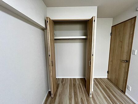 ワイドなクローゼットで収納力も充実しています。
