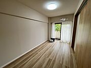 バルコニーに面した明るい洋室。採光も良好です。