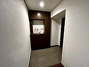 管理の行き届いた共用部分。防犯カメラ設置済みで安心感があります。