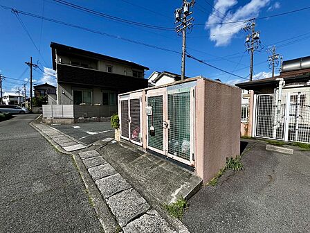 敷地内ゴミ置場あり。共用部分も綺麗に管理されています。