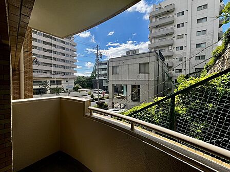 緑を感じられる開放感のある眺望です周辺環境との距離感があり、圧迫感を軽減しています
