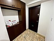 収納力のあるシューズボックス付き玄関です。落ち着いた色味で高級感のある玄関スペース。