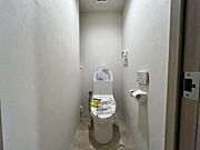 新規交換済みの清潔感あるトイレ空間。シンプルで使いやすいデザインです。