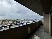 前面に高い建物が少なく、開放感のある眺望。空の広がりを感じられる気持ちの良いロケーションです。