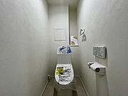 温水洗浄便座付きの快適なトイレスペース。